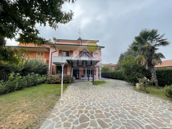 VILLA INDIPENDENTE SU 3 LATI A GUASTALLA