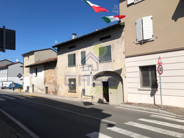 Casa semindipendente con quattro camere in centro al paese