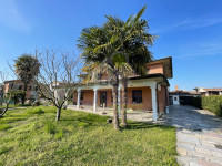 VILLA INDIPENDENTE CON GIARDINO ESCLUSIVO E PISCINA