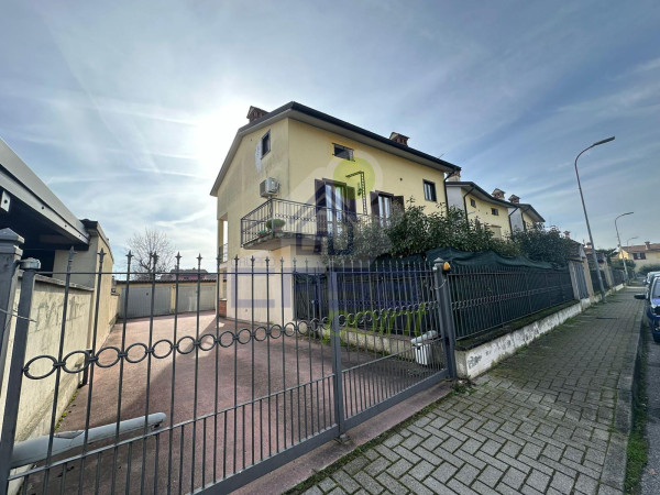 GRAZIOSA MANSARDA PARZIALMENTE ARREDATA E CON BOX