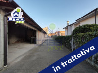 Magazzino di 340 mq con accesso indipendente, grande autorimessa e area cortilizia pertinenziale