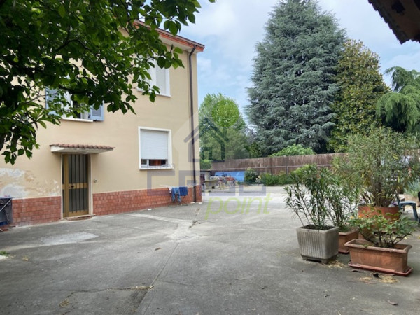 Ampio appartamento con balcone, garage doppio e giardino di proprietà