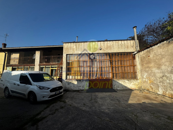 Abitazione e magazzino in pieno centro.