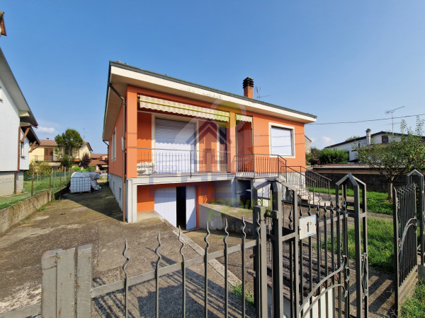 VILLA INDIPENDENTE SU UNICO PIANO CON AMPIO GIARDINO E GARAGE.