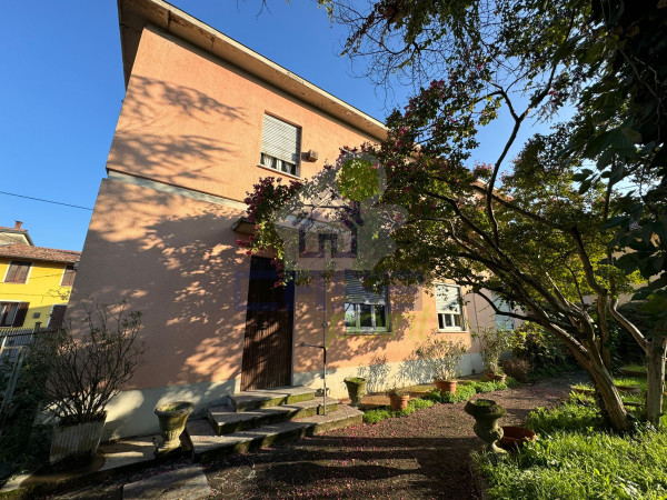 Casa indipendente su due livelli con giardino, libera su quattro lati!