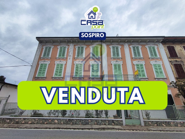 Casa indipendente in stile liberty di generosa metratura con cortile privato ed autorimessa doppia.