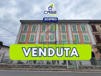 Casa indipendente in stile liberty di generosa metratura con cortile privato ed autorimessa doppia.