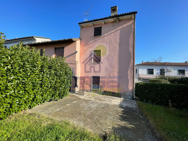 CASA SEMI-INDIPENDENDE CON AMPIO GIARDINO ESCLUSIVO E DOPPIO BOX