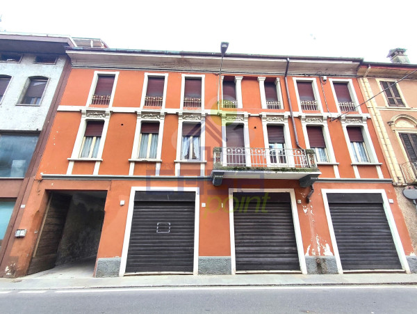 OPPORTUNITÀ IMMOBILIARE: Stabile con negozio, abitazione su due livelli, cortile privato e rustici.