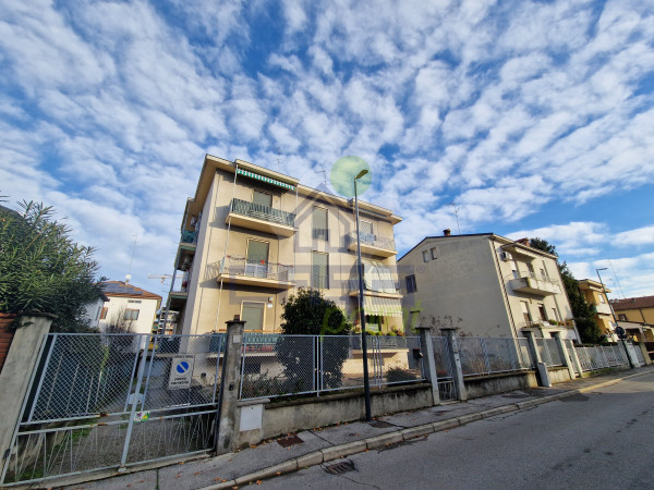 PORTA ROMANA! VISTA TORRAZZO! ULTIMO PIANO, TRE LETTO, BALCONI, CANTINA E GARAGE.