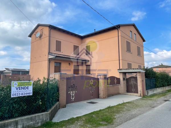 CASA SINGOLA CON DUE AMPI APPARTAMENTI