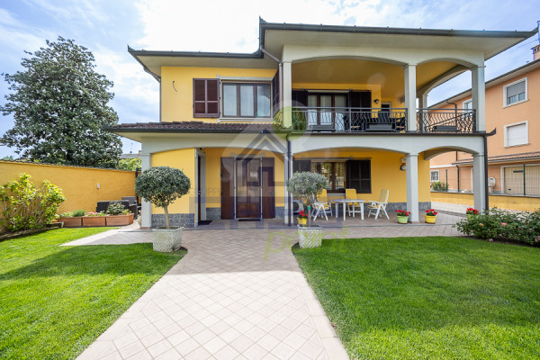 UNA VILLA CON TRE APPARTAMENTI COMPLETAMENTI AUTONOMI