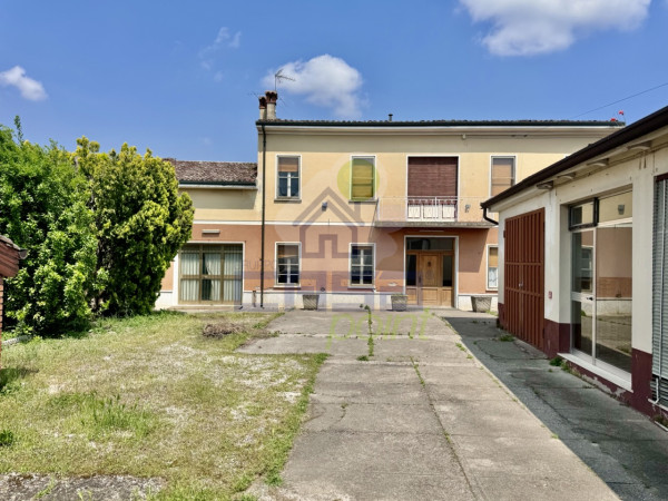 Casa a corte chiusa con ampi rustici e giardino