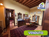 Cascinetta a corte chiusa con ampio cortile privato, portici e locali accessori