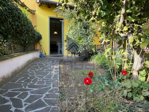 A CASALMORANO BILOCALE CON  BOX AUTO DOPPIO E GIARDINO!