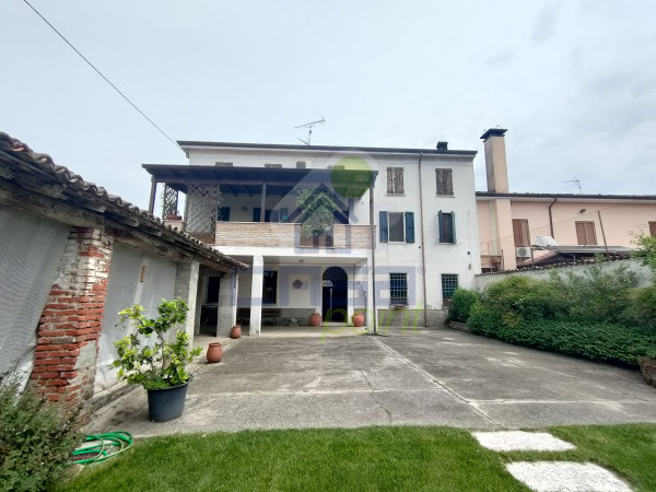 Casa indipendente con giardino e rustici