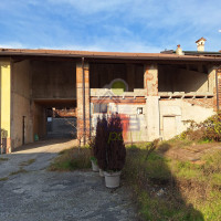 AMPIA PORZIONE DI CASA vicino ai principali servizi! Da ristrutturare