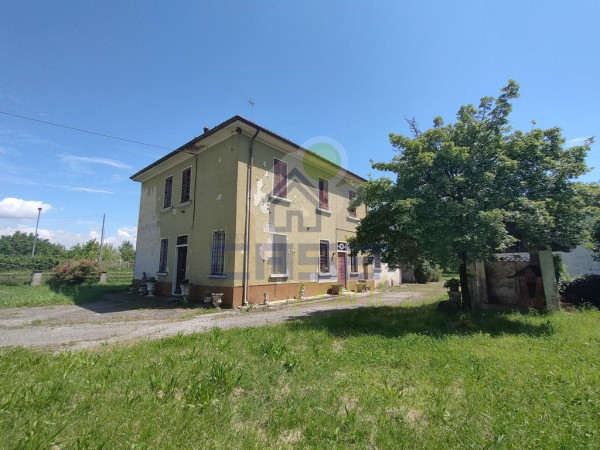 VILLA SINGOLA CON PARCO VERDE