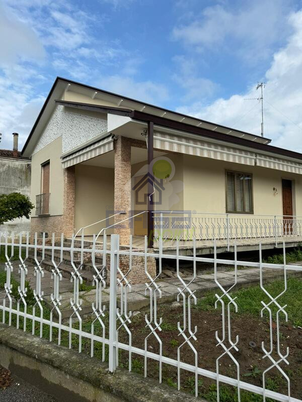 VILLA SINGOLA CON GIARDINO PERTINENZIALE, TERRAZZO E LOCALI ACCESSORI