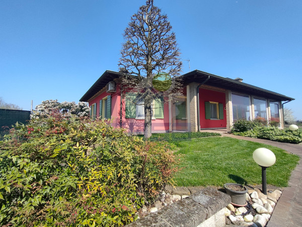 VILLA SINGOLA CON GIARDINO E DEPOSITO