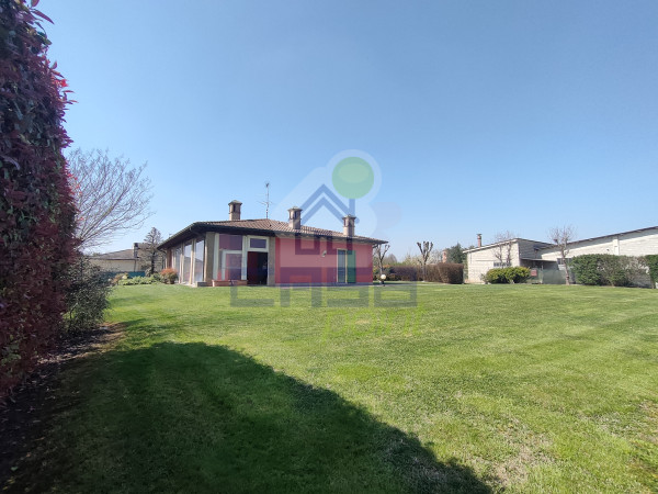 VILLA SINGOLA CON GIARDINO E DEPOSITO