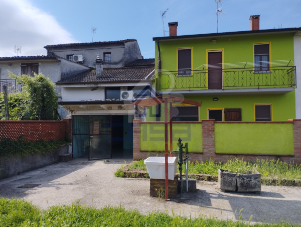 CASA INDIPENDENTE IN PICCOLA CORTE CON RUSTICO E AMPIO GIARDINO PRIVATO