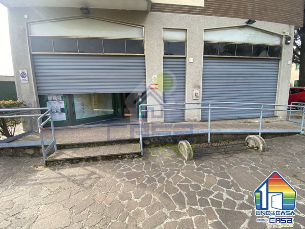 Negozio con due vetrine su strada di passaggio + box