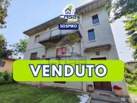 Quadrilocale in piccolo contesto bifamigliare con garage, cantina ed area verde privata.
