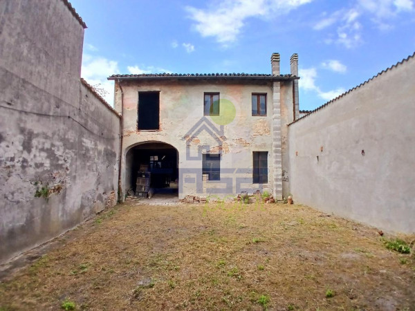 Casa autonoma con giardino privato in piazza a Rivarolo Mantovano