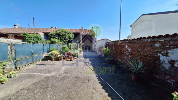 Porzione di casa indipendente con cortile e giardino