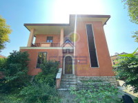 VILLA SINGOLA CON AMPIO GIARDINO