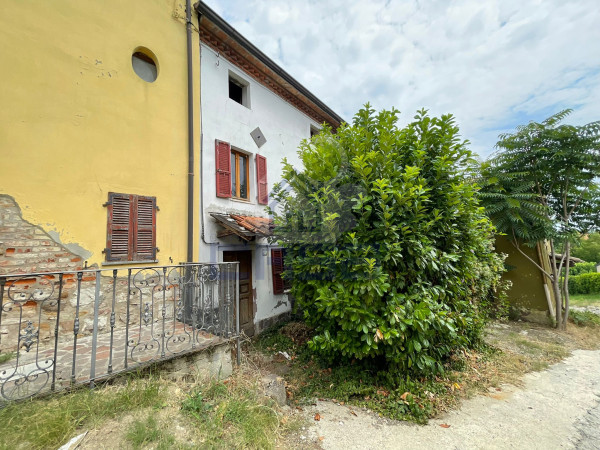 CASA SEMINDIPENDENTE IN ZONA COLLINARE