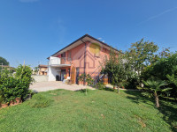 RECENTE VILLA AD ANGOLO, AMPIO GIARDINO, TERRAZZA E GARAGE.