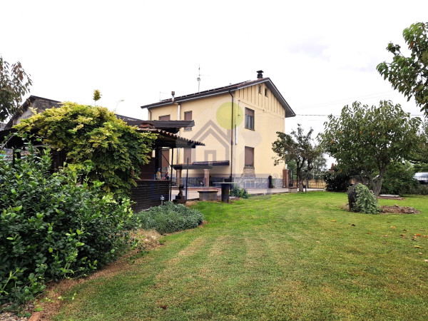 CASA INDIPENDENTE CON TERRENO, GIARDINO E PORTICO