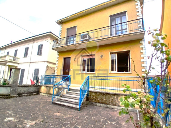 APPARTAMENTO IN VILLA CON CORTILE PRIVATO
