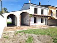 CASA A RUSTICO CON AMPIO GIARDINO E PORTICO