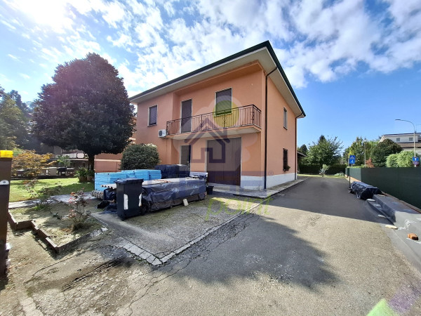 CASA INDIPENDENTE SU QUATTRO LATI A CASTELVETRO PIACENTINO