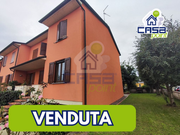 Villa a schiera di testa con doppia autorimessa ed ampio giardino privato.