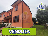 Villa a schiera di testa con doppia autorimessa ed ampio giardino privato.