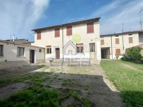 CASA AUTONOMA CON GIARDINO E RUSTICI