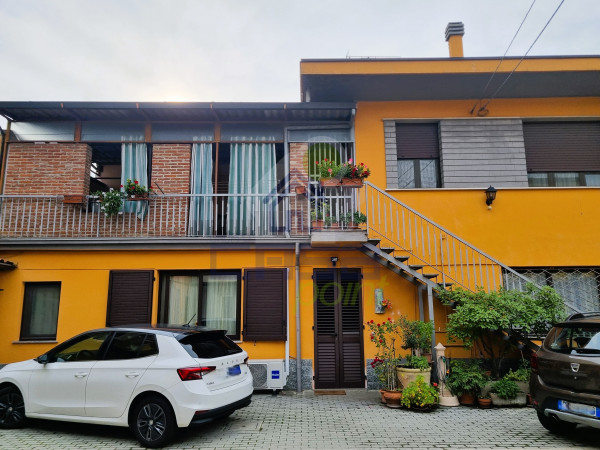 ACCOGLIENTE CASA di CORTE con AMPIO TERRAZZO