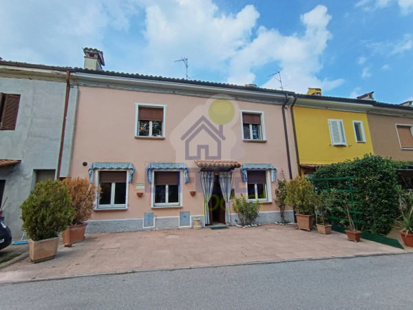 Graziosa casa indipendente con cortile, tavernetta ed area verde pertinenziale.