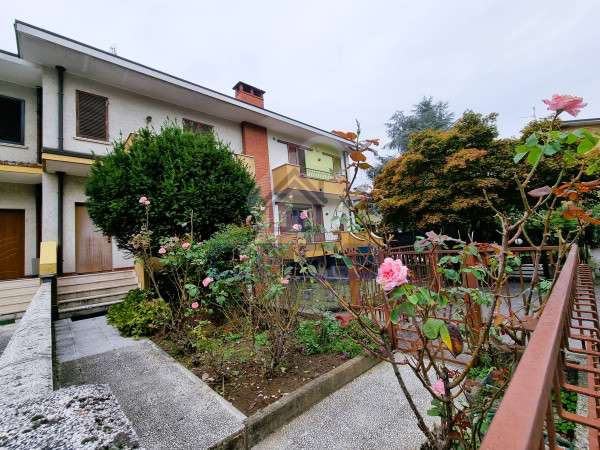 VILLA a SCHIERA con GIARDINO