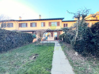 PRESTIGIOSA VILLA A SCHIERA CON AMPIO GIARDINO