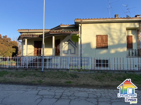 Villa di Testa con abitazione tutta su un piano,  grande interrato e giardino.