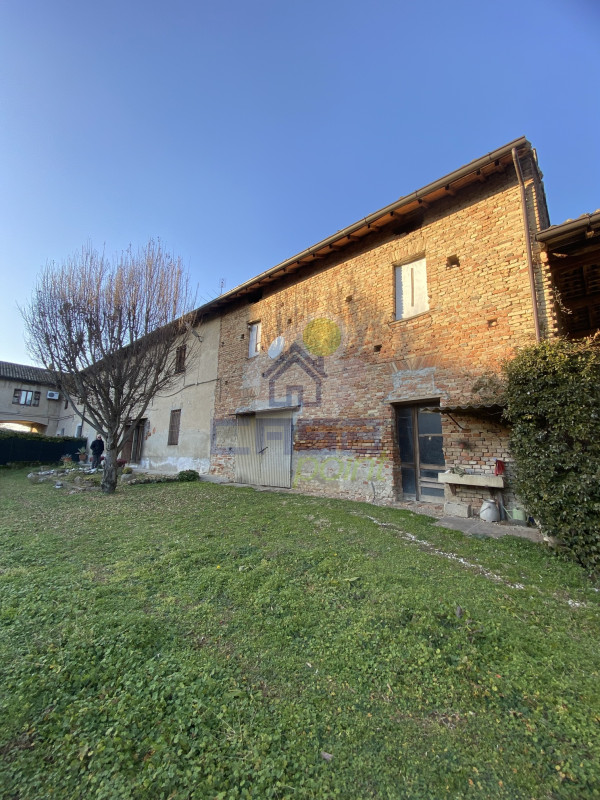 CASALE CARATTERISTICO CON AMPIO GIARDINO , DOPPIA AUTORIMESSA E RUSTICI DI PROPRIETA'
