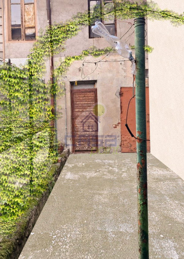 Casa con cortile.