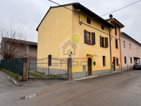 Casa autonoma con due unità abitative, rustici, dependance e giardino