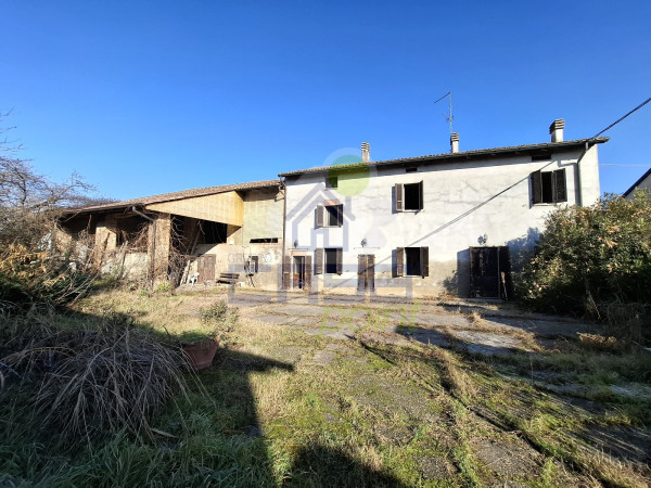 CASCINA A CORTE CHIUSA CON RUSTICI E AMPIA AREA PRIVATA