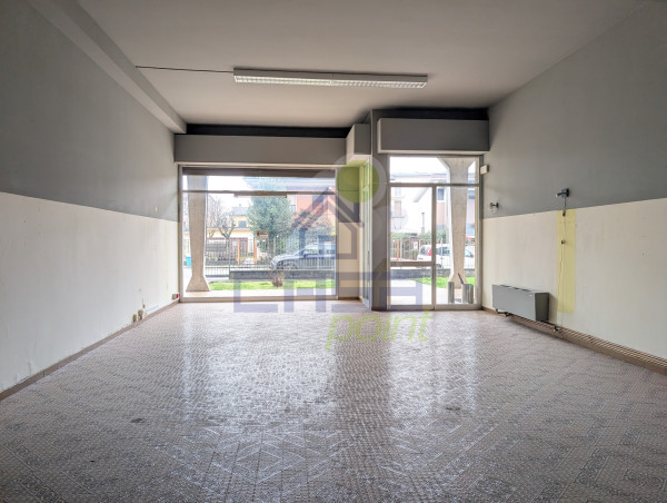 AFFITTASI AMPIO NEGOZIO